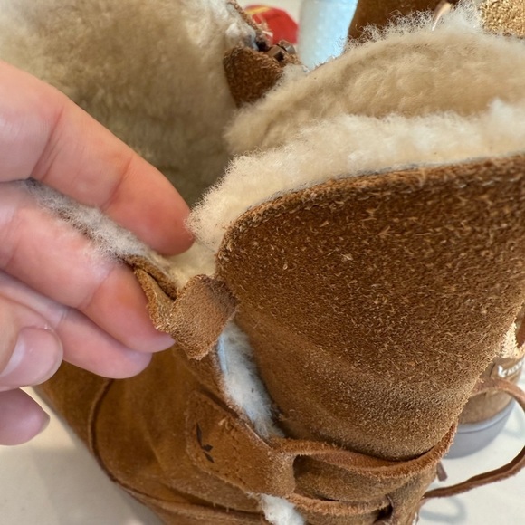 Koolaburra by UGG 1019361 Swazi Tan Short Suede Sheepskin Leather Boots 10 FLAW - Picture 5 of 7
